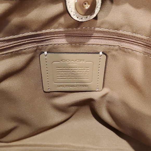 Like NEW Coach Exotic Signature Kristy Bsg - Picture 11 of 13